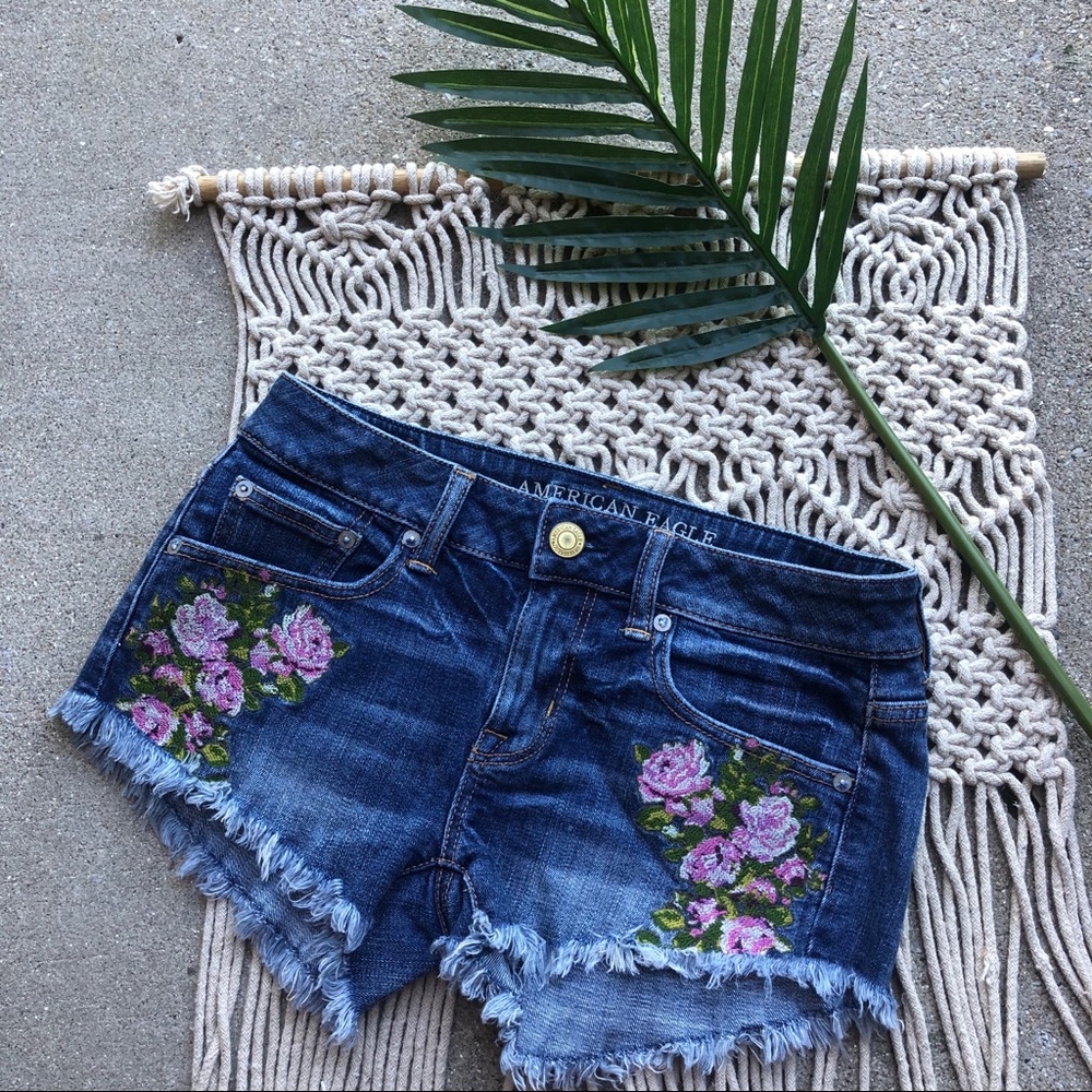 American Eagle Jean Shorts Size 0 Frayed Hem Flower Embroidery